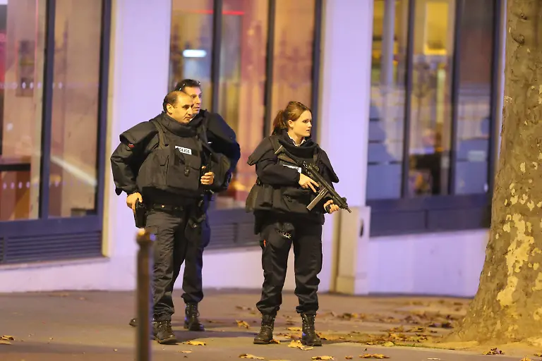 La-police-aux-aguets-Attentats-a-Paris-la-fusillade-dans-la-salle-de-concert-du-Bataclan-aurait-fait-au-moins-82-morts-le-13-novembre-2015-Gunfire-in-the-Bataclan-concert-hall-on-November-13-2015-in-Paris-France-According-to-reports-over-127-people-were-killed-in-a-series-of-bombings-and-shootings-across-Paris-including-at-a-soccer-game-at-the-Stade-de-France-and-a-concert-at-the-Bataclan-theater