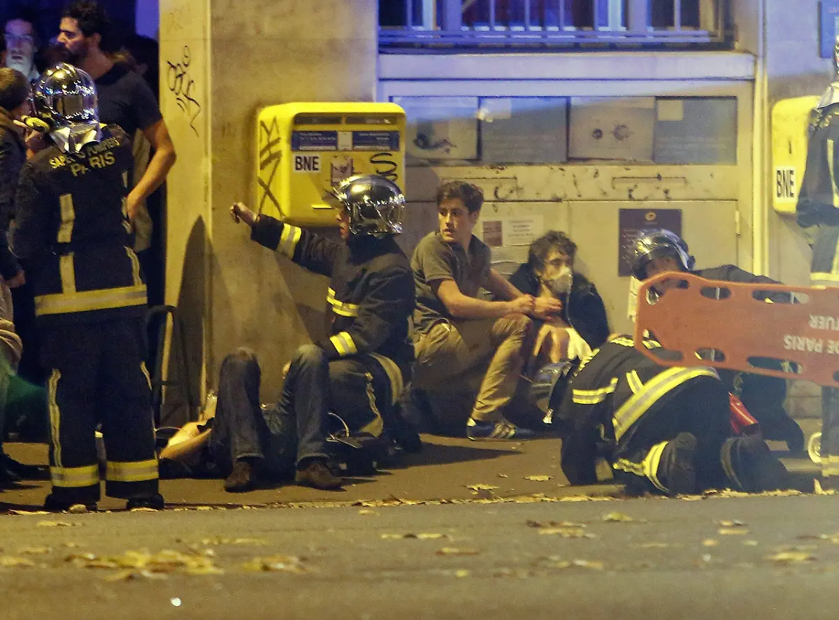 Wounded-people-outside-the-Bataclan-concert-hall-in-central-Paris