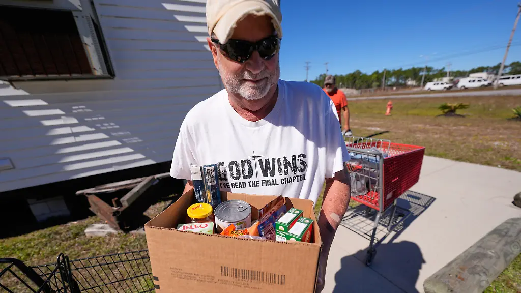 Der-freiwillige-Helfer-Mike-Bohlke-uebergibt-Lebensmittelspenden-an-Empfaenger-in-der-Long-Beach-Community-Food-Pantry