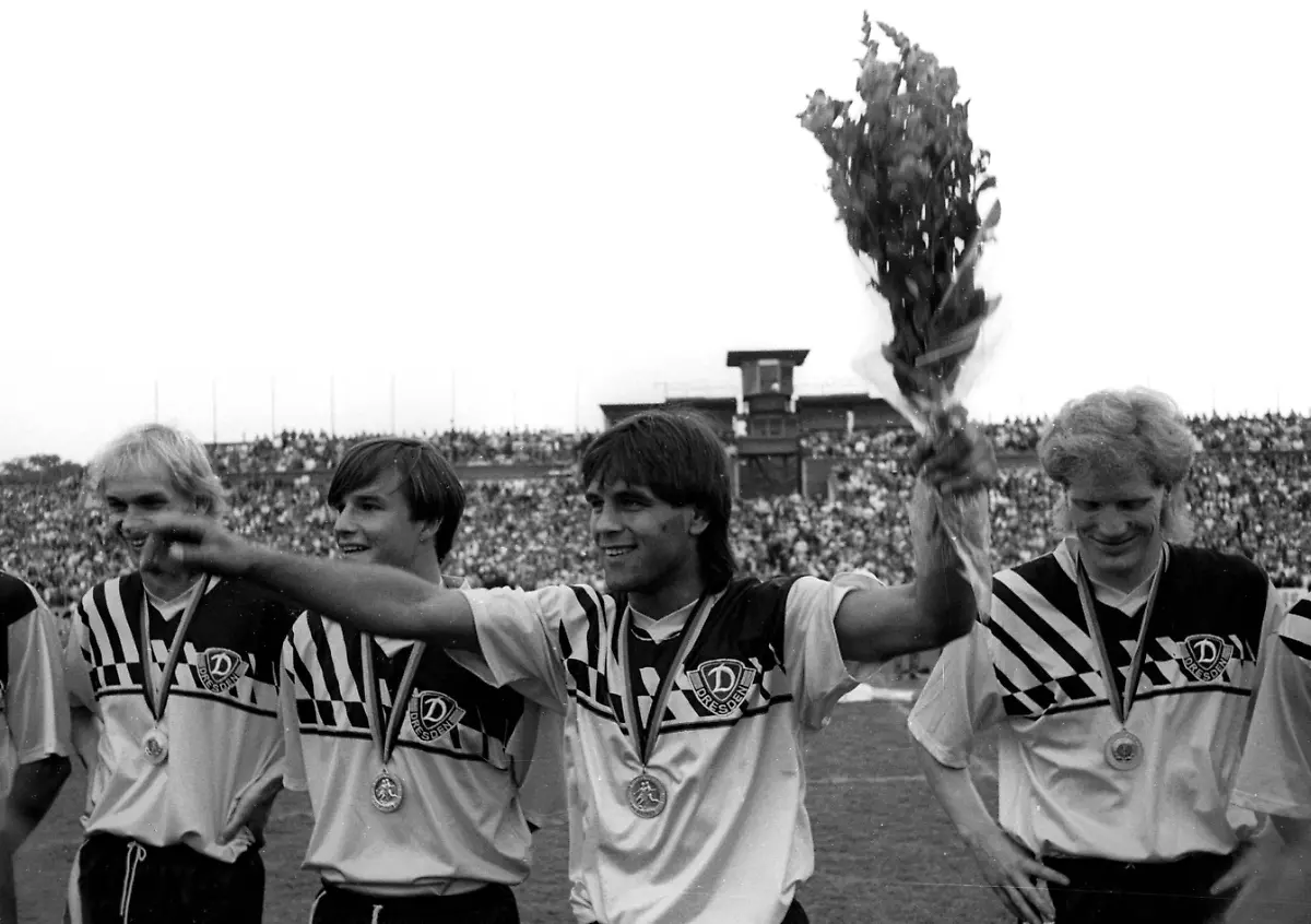 Dynamo-Dresden-feiert-die-DDR-Meisterschaft-1988-1989-v-re