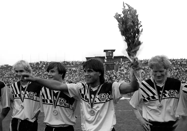 Dynamo-Dresden-feiert-die-DDR-Meisterschaft-1988-1989-v-re