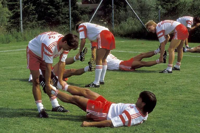 Bildnummer-02395264-Datum-31-07-1990-Copyright-imago-WEREK-Training-Leverkusen-Marek-Lesniak-li-und-Ulf-Kirsten-bei-einer-Partneruebung-dahinter-u-a-Marcus-Feinbier-re-Vdia-quer-Erwaermung-erwaermen-aufwaermen-Bodenuebung-Methoden-Methodik-Trainingsmethoden-Trainingsmethodik-Boden-Rasen-liegen-Saison-1990-1991-Bayer-04-Leverkusen-Saisonvorbereitung-Vorbereitung-Leverkusen-Fussball-1