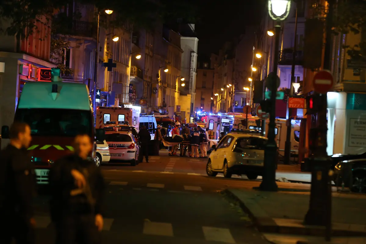 Attentats-a-Paris-la-fusillade-dans-la-salle-de-concert-du-Bataclan-aurait-fait-au-moins-82-morts-le-13-novembre-2015-Gunfire-in-the-Bataclan-concert-hall-on-November-13-2015-in-Paris-France-According-to-reports-over-127-people-were-killed-in-a-series-of-bombings-and-shootings-across-Paris-including-at-a-soccer-game-at-the-Stade-de-France-and-a-concert-at-the-Bataclan-theater