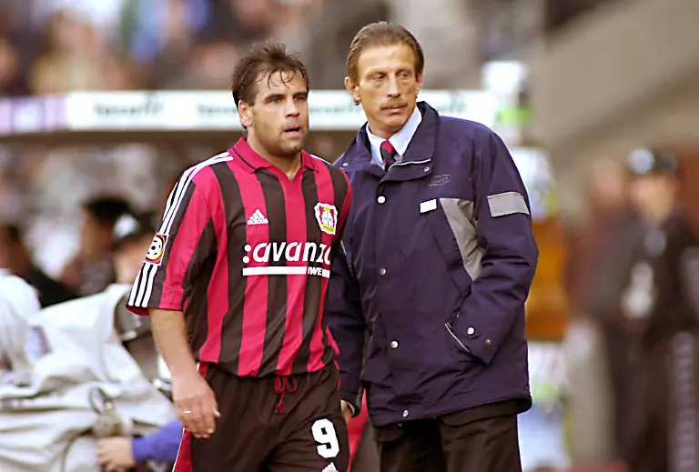 Trainer-Christoph-Daum-re-hat-Ulf-Kirsten-beide-Leverkusen-ausgewechselt-Fussball-1