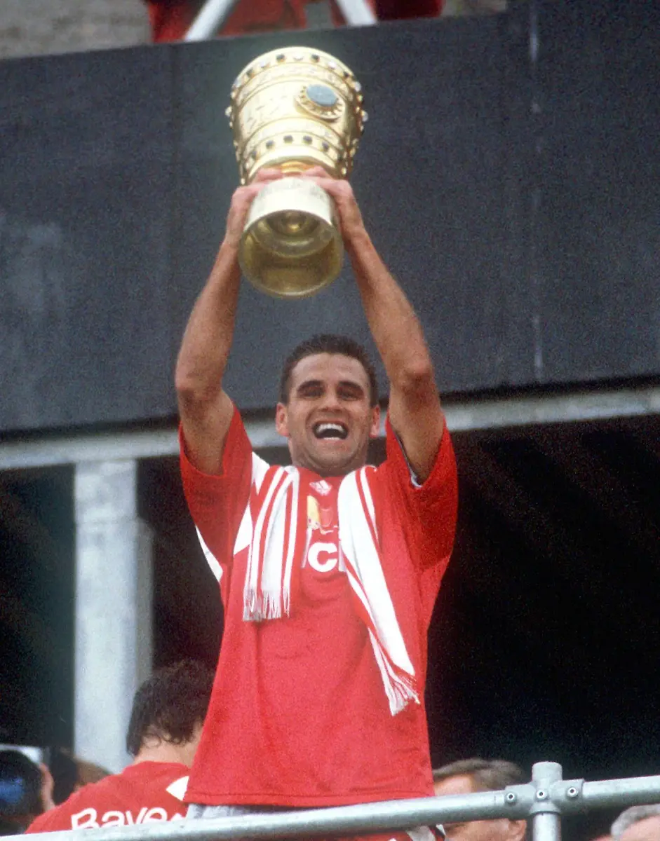 Ulf-Kirsten-Leverkusen-praesentiert-stolz-den-Pokal