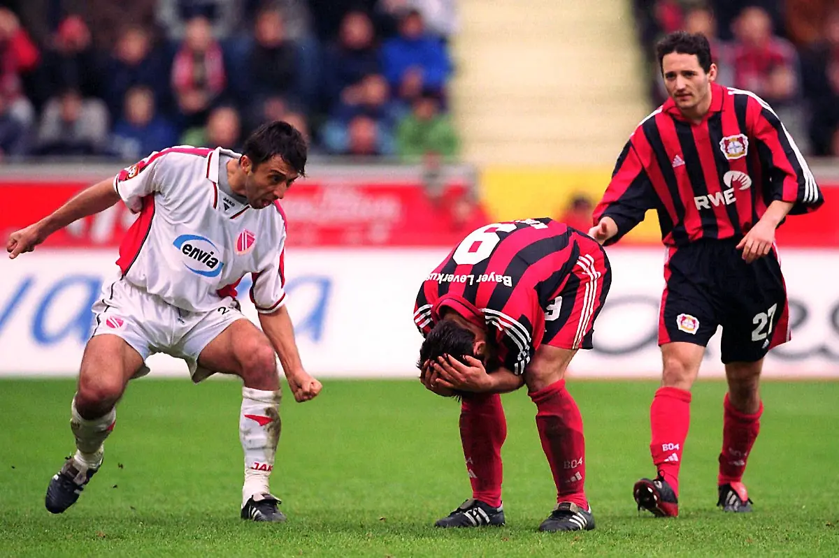 Bildnummer-00483114-Datum-09-03-2002-Copyright-imago-WEREK-V-li-Faruk-Hujdurovic-Cottbus-Ulf-Kirsten-und-Oliver-Neuville-beide-Leverkusen-quer-Trost-troesten-verzweifelt-enttaeuscht-Saison-2001-2002-Bayer-04-Leverkusen-FC-Energie-Cottbus-2-0-Vneg-Leverkusen-BayArena-Enttaeuschung-Fussball-1
