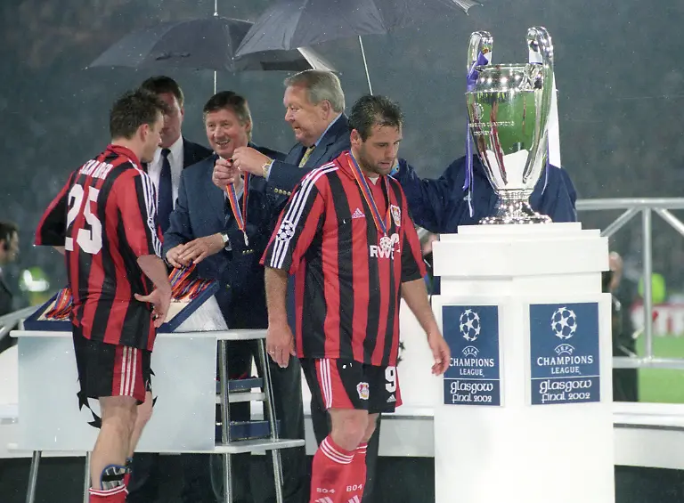 Championsleague-2001-02-Finale-in-Glasgow-15-05-2002-Bayer-04-Leverkusen-Real-Madrid-1-2-Ulf-Kirsten-geht-am-Championsleague-Pokal-vorbei-Links-Bernd-Schneider-beide-LEV-Nur-fuer-journalistische-Zwecke-Only-for-editorial-use-Gemaess-den-Vorgaben-der-DFL-Deutsche-Fussball-Liga-ist-es-untersagt-in-dem-Stadion-und-oder-vom-Spiel-angefertigte-Fotoaufnahmen-in-Form-von-Sequenzbildern-und-oder-videoaehnlichen-Fotostrecken-zu-verwerten-bzw-verwerten-zu-lassen-DFL-regulations-prohibit-any-use-of-photographs-as-image-sequences-and-or-quasi-video