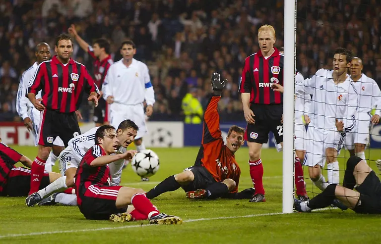 FUSSBALL-Champions-League-Finale-Glasgow-15-05-2002-im-Hampden-Park-CF-Real-Madrid-2-1-Bayer-Leverkusen-Dimitar-Berbatov-Bayer-vorn-li-vergibt-kurz-vor-Ende-eine-grosse-Chance-Ulf-Kirsten-bayer-Fernando-Murientes-Real-Bayer-Torwart-Hans-Joerg-Butt-Carsten-Ramelow-Bayer-und-Francisco-Pavo-Real-v