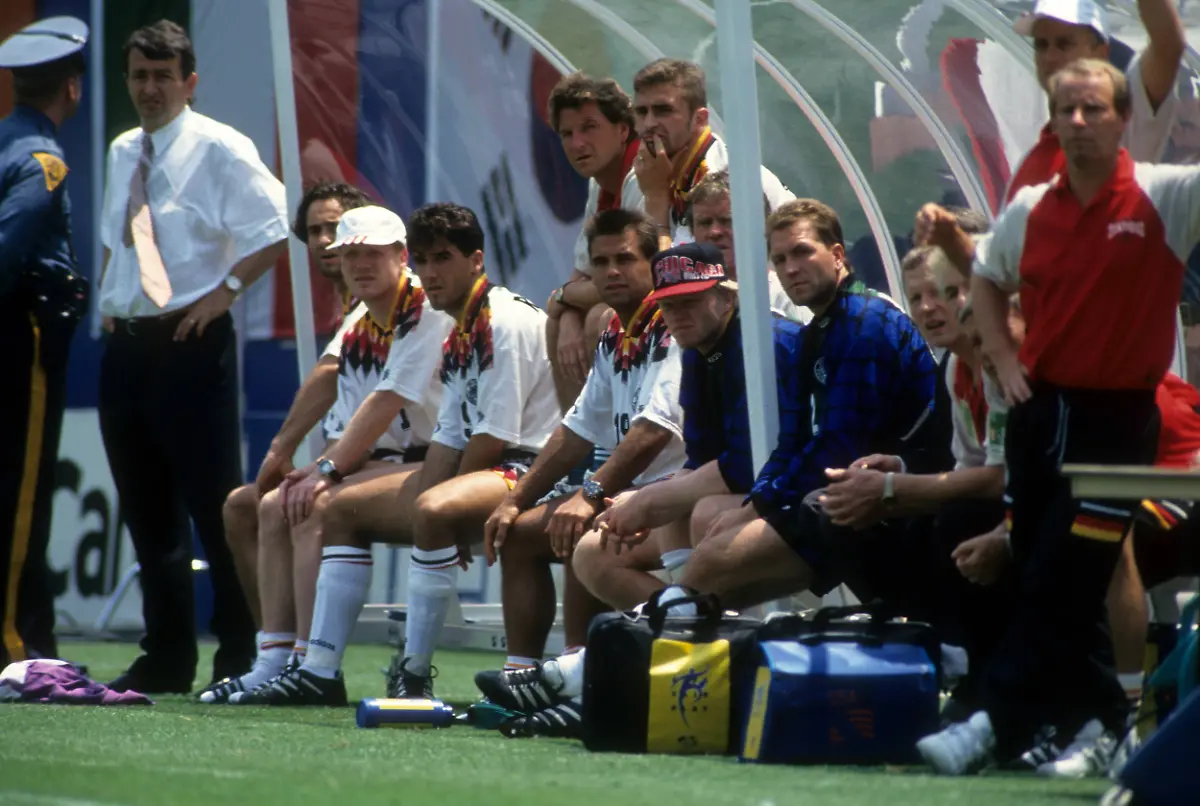 Bildnummer-05777416-Datum-10-07-1994-Copyright-imago-WEREK-Ersatzbank-Deutschland-v-li-DFB-Pressesprecher-Wolfgang-Niersbach-Maurizio-Gaudino-Matthias-Sammer-Karlheinz-Riedle-Co-Trainer-Hans-Juergen-Dixie-Doerner-Ulf-Kirsten-vorn-Stefan-Kuntz-Torwart-Oliver-Kahn-vorn-Torwarttrainer-Sepp-Maier-Torwart-Andreas-Koepke-Bundestrainer-Berto-Vogts-Vdia-quer-Trainer-Nationaltrainer-Bank-Reservist-Reservespieler-Ersatzspieler-Auswechselspieler-WM-1994-Laenderspiel-Nationalteam-New-York-New-Jersey-NY-N-Y