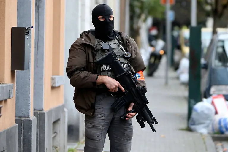 Ass-HLN-politie-op-zoek-naar-Sala-Abdeslam-Attentats-de-Paris-operations-de-la-police-a-la-recherche-du-suspect-Abdeslam-Salah-30-Place-Communale-de-Molenbeek-Aanslagen-Parijs-politie-op-zoek-naar-Abdeslam-Salah-in-Molenbeek-Brussels-november-16-2015-Terror-attacks-in-Paris-searches-of-police-for-Abdeslam-Salah-in-Molenbeek-16-11-2015-pict