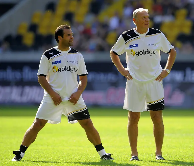 Bildnummer-08505125-Datum-03-09-2011-Copyright-imago-Robert-Michael-Fussball-Laureus-Benefiz-Spiel-Soehne-Dresden-Laureus-Allstars-Samstag-03-09-11-Gluecksgas-Stadion-Dresden-Die-Trainer-Eduard-Geyer-re-und-Ulf-Kirsten