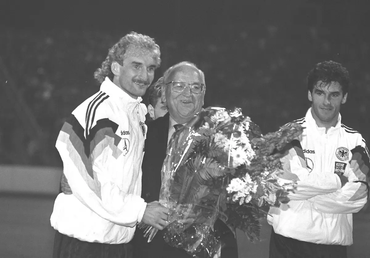 Deutsche-Fussball-Nationalmannschaft-Laenderspiel-Bundesrepublik-Deutschland-Mexiko-1-1-letztes-Spiel-von-Rudi-VOELLER-links-als-Spieler-Verabschiedung-mit-einem-Blumenstrauss-durch-DFB-Praesident-Egidius-BRAUN-Mitte-rechts-Karl-Heinz-RIEDLE-SW-Aufnahme-Querformat-15-10-1992