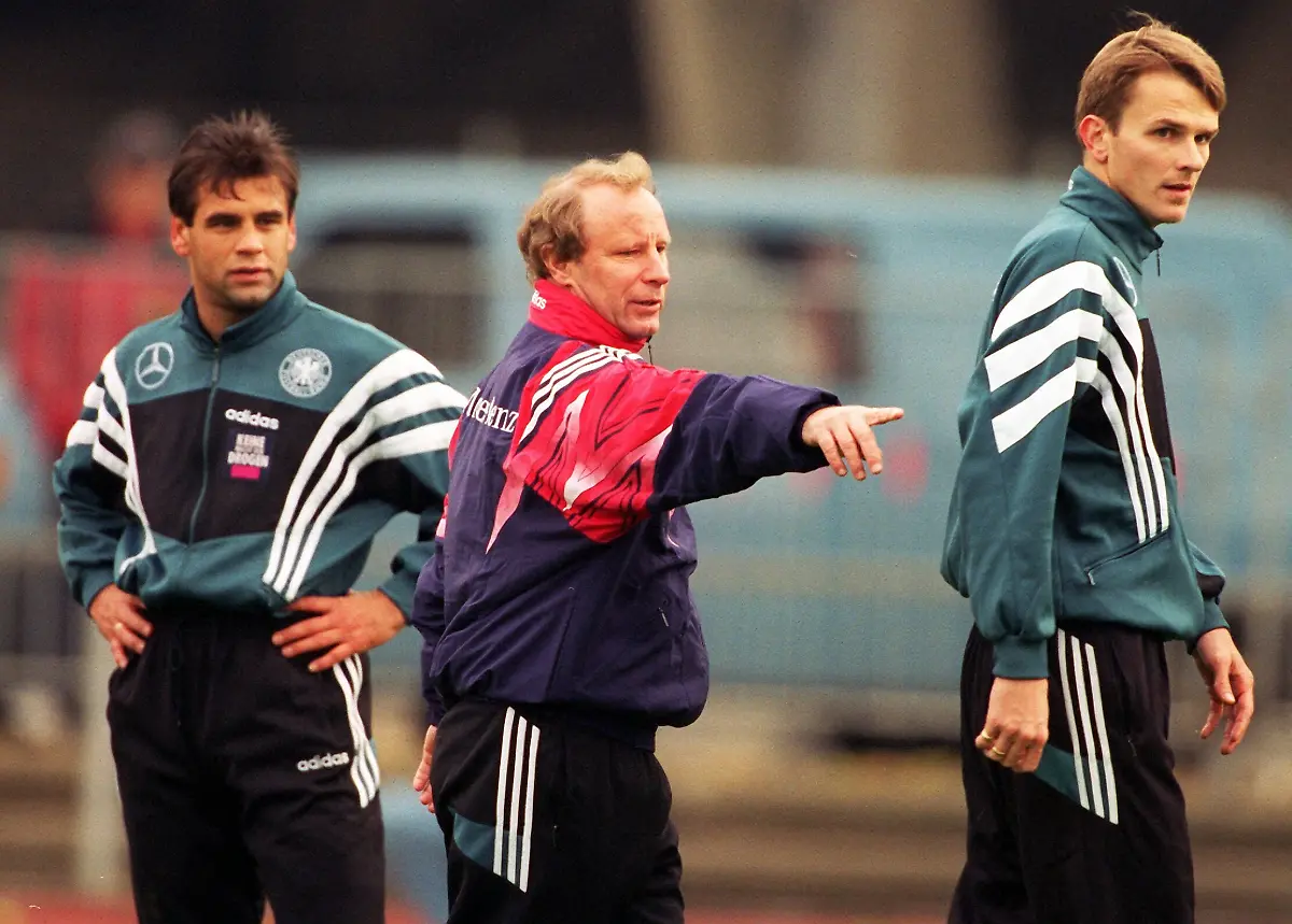Bundestrainer-Berti-Vogts-Mi-zeigt-dem-Debuetanten-im-Nationalelf-Dieter-Hamann-re-am-Freitag-14-11-97-beim-Training-auf-einem-Nebenplatz-des-Duesseldorfer-Rheinstadions-wo-es-lang-geht-Links-schaut-Ulf-Kirsten-zu-Die-deutsche-Nationalelf-spielt-am-Samstag-15-11-97-gegen-Suedafrika
