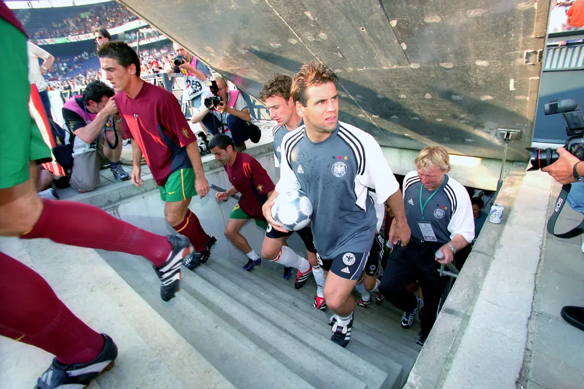 Bildnummer-03001594-Datum-20-06-2000-Copyright-imago-WEREK-Ulf-Kirsten-2-v-re-Marco-Bode-3-v-re-und-Co-Trainer-Horst-Hrubesch-alle-Deutschland-re-sowie-Ricardo-Sa-Pinto-li