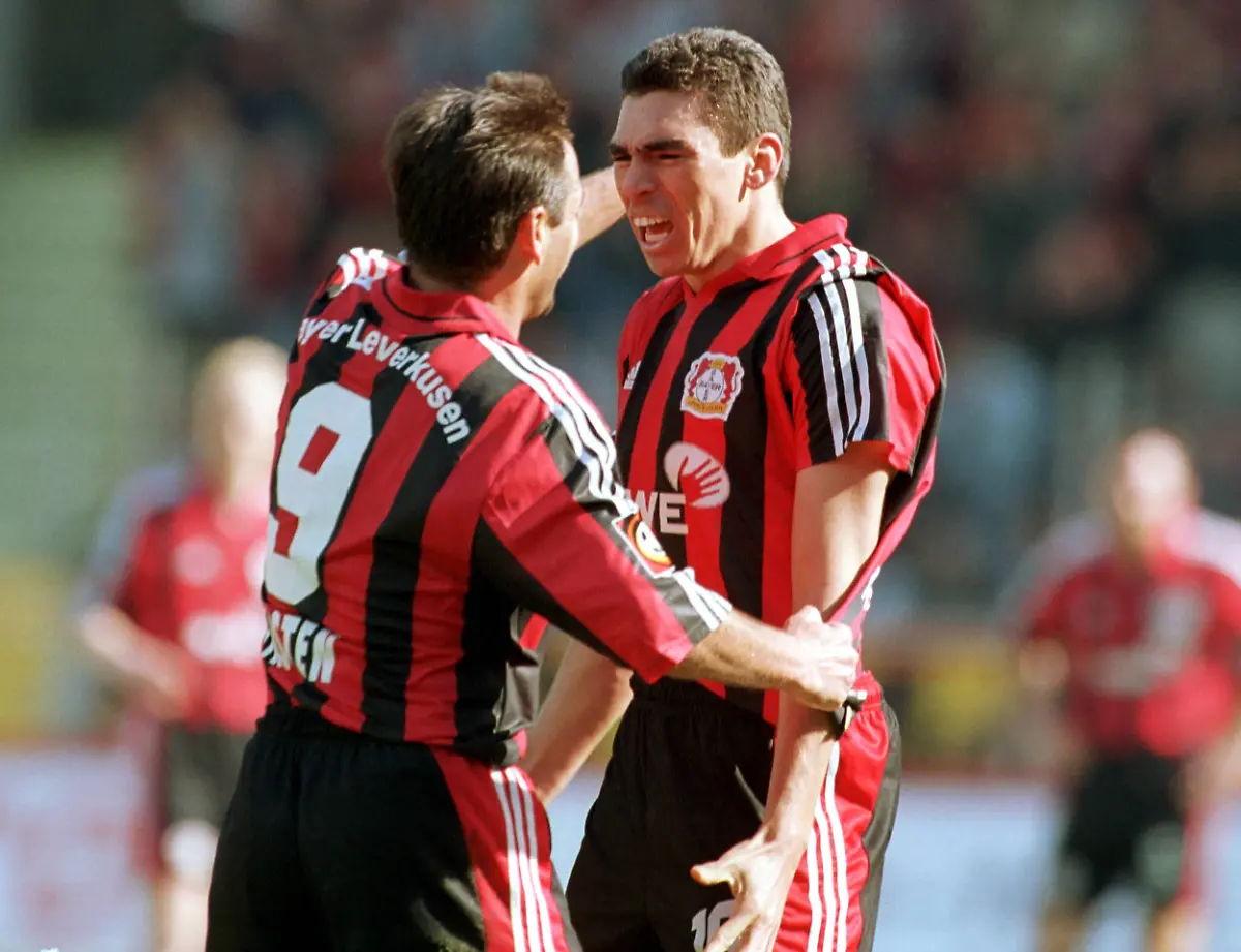 Bildnummer-00501168-Datum-06-04-2002-Copyright-imago-Kolvenbach-Lucio-re-und-Ulf-Kirsten-beide-Leverkusen-Torjubel-Vneg-quer-Jubel-jubeln-umarmen-Umarmung-Saison-2001-2002-Bayer-04-Leverkusen-Leverkusen-BayArena-Freude-Begeisterung-Fussball-1