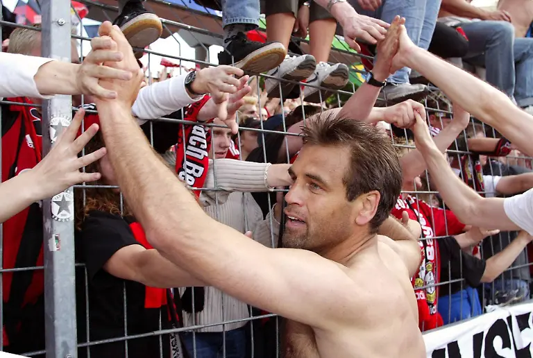 Bildnummer-00846712-Datum-24-05-2003-Copyright-imago-Team-2-Ulf-Kirsten-Leverkusen-bedankt-sich-bei-den-Fans-Vdig-quer-Fan-close-Fussballfan-Fussballfans-Zuschauer-Publikum-abklatschen-Hand-Haende-Zaun-Zaungast-Zaungaeste-Saison-2002-2003-Nuernberg-Bayer-04-Leverkusen-0-1-Nuernberg-Fussball-1