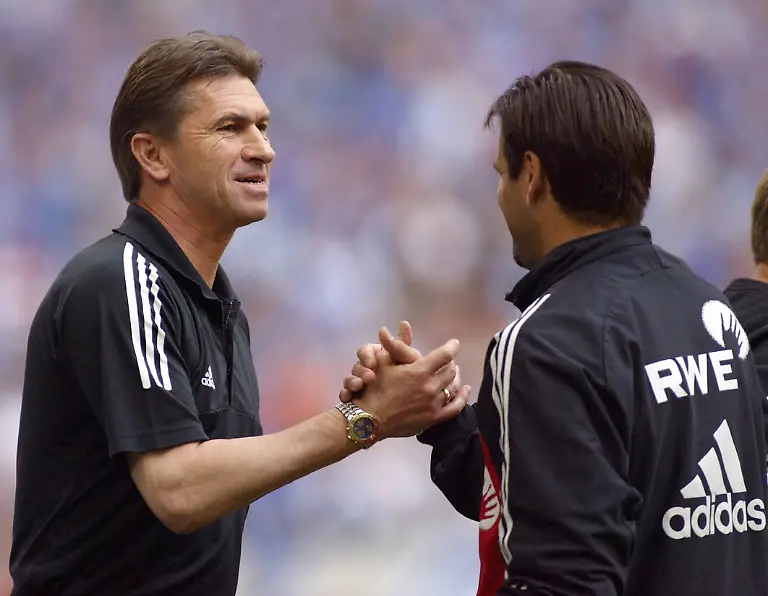 Bildnummer-01107093-Datum-17-04-2004-Copyright-imago-Chai-v-d-Laage-Trainer-Klaus-Augenthaler-li-und-Co-Trainer-Ulf-Kirsten-beide-Leverkusen-gratulieren-sich-zum-Sieg-Vdig-quer-Coach-shakehands-shake-hands-Glueckwunsch-Gratulation-Assistent-Assistenztrainer-close-Saison-2003-2004-Bayer-04-Leverkusen-Gelsenkirchen-Freude-Fussball-1