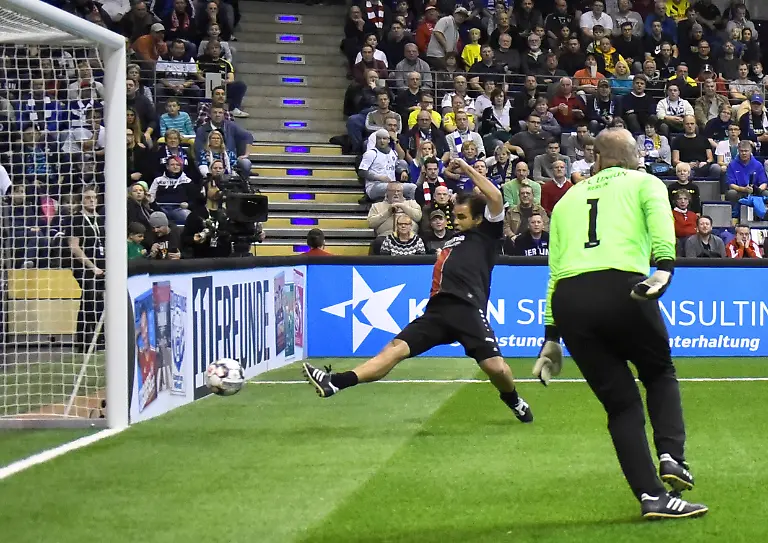 05-01-2019-xlakx-Hallenfussball-AOK-Traditionsmasters-2019-emspor-v-l-Tor-fuer-Ulf-Kirsten-Bayer-04-Leverkusen-9-Oskar-Kosche-1