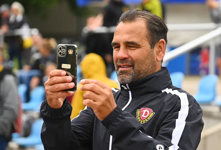 Ulf-Kirsten-filmt-mit-dem-Handy-SG-Dynamo-Dresden-Trainingslager-im-Heilbad-Heiligenstadt-Thueringen-Fussball-Fussball-3-Liga-Saison-2024-2025-03-07