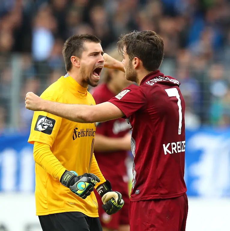 Links-Benjamin-Kirsten-SG-Dynamo-Dresden-rechts-Niklas-Kreuzer-SG-Dynamo-Dresden-nach-dem-Sieg-SV-Stuttgarter-Kickers-vs-SG-Dynamo-Dresden-Fussball-3-Liga-02-05