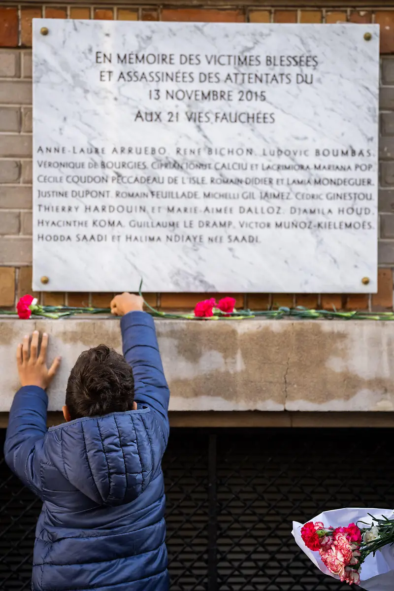 France-Paris-2022-11-13-Photograph-by-Xose-Bouzas-Hans-Lucas-Tribute-to-the-victims-of-the-November-13-2015-attacks-at-the-places-affected-seven-years-ago-by-the-attacks-in-Paris-Tribute-to-the-victims-at-the-Belle-equipe-A-child-leaves-a-flower-next-to-the-plaque-in-memory-of-the-victims-killed-during-the-November-13-2015-attacks-France-Paris-2022-11-13-Photographie-par-Xose-Bouzas-Hans-Lucas-Hommage-aux-victimes-des-attentats-du-13-novembre-2015-sur-les-lieux-touches-il-y-a-sept-ans-par-les-attaques-a-Paris-Hommage-aux-victimes-a-la-Belle-equipe-Un-enfant-laisse-une-fleur-a-cote-de-la-plaque-a-la-memoire-des-victimes-tuees-lors-des-attentats-du-13-novembre-2015
