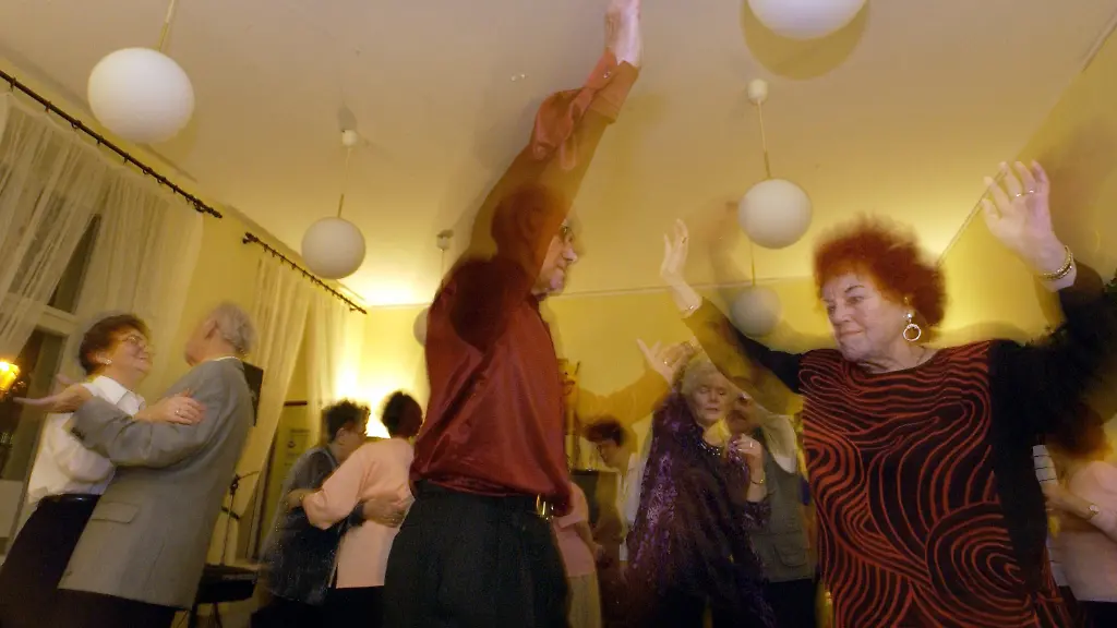 Tanztee-fuer-Senioren-am-13-11-2002-jeden-Mittwoch-findet-er-statt-in-der-Altentagesstaette-in-der-Berliner-Husemann-Strasse-18-Millionen-Rentner-leben-in-Deutschland-ihnen-stehen-etwa-31-Millionen-Erwerbstaetige-gegenueber-Der-Praesident-des-Sozialverbandes-VdK-hat-die-Bundesregierung-zu-einer-staerkeren-Rentenerhoehung-als-bisher-geplant-aufgefordert-Im-kommenden-Jahr-muesse-an-der-Rentensteigerung-entsprechend-der-Entwicklung-der-Nettoloehne-festgehalten-werden-anstatt-die-Anpassung-wie-in-der-Rentenreform-vorgesehen-um-0-5-Prozent-zu-kuerzen-Ein-Verzicht-auf-diese-Kuerzung-sei-die-notwendige-Reaktion-auf-die-mangelnde-Akzeptanz-der-so-genannten-Riester-Rente