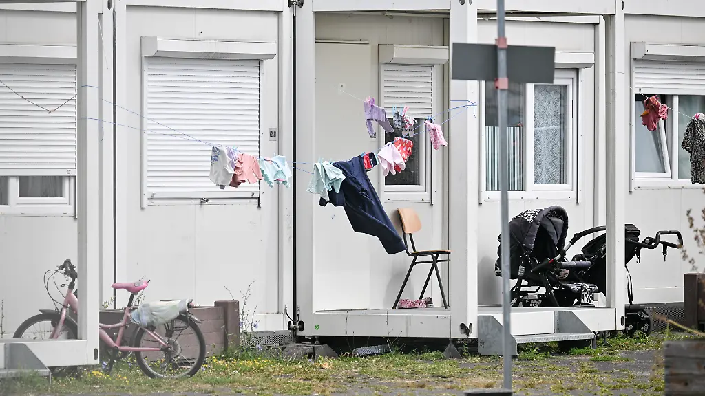 Waesche-haengt-an-einem-Container-der-Fluechtlingsunterkunft-auf-dem-Gelaende-des-ehemaligen-Flughafens-Tempelhof-Der-Berliner-Senat-hat-beschlossen-dass-neue-Kapazitaeten-fuer-die-Unterbringung-von-Gefluechteten-geschaffen-werden-sollen