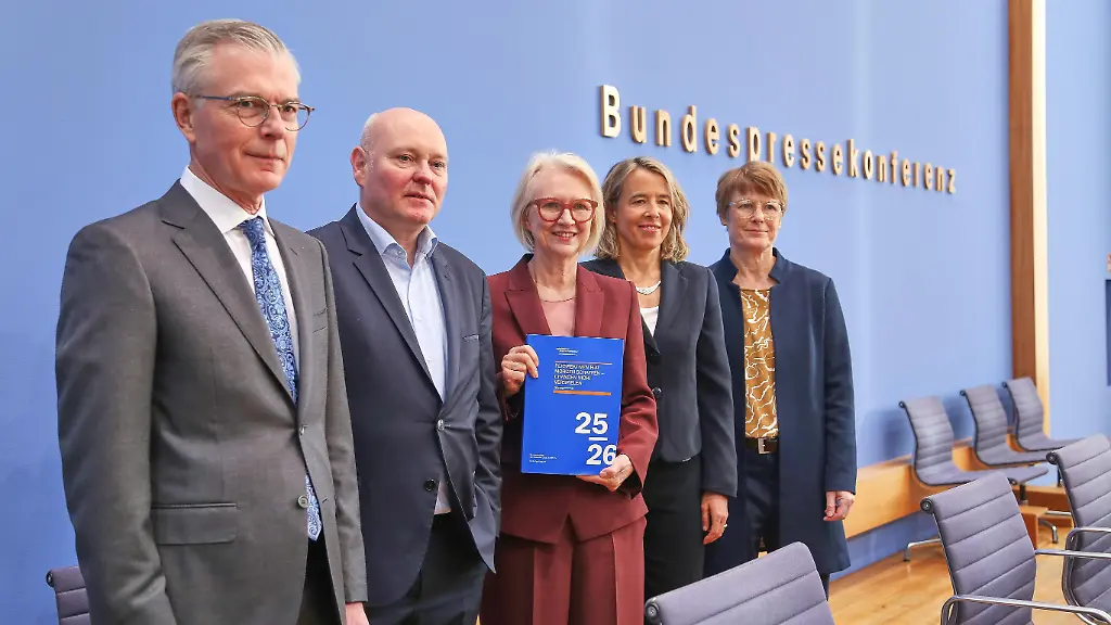 Berlin-Deutschland-Bundespressekonferenz-Vorstellung-des-Jahresgutachtens-2025-26-Sachverstaendigenrat-zur-Begutachtung-der-gesamtwirtschaftlichen-Entwicklung-L-R-Martin-Werding-Achim-Truger-Monika-Schnitzer-Ulrike-Malmendier-Veronika-Grimm