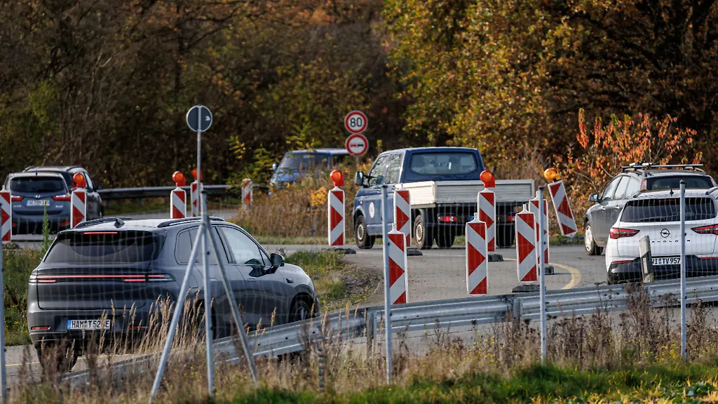 Blick-auf-das-Ende-der-Ausbaustrecke-der-Autobahn-A20-bei-Bad-Segeberg-Nach-mehr-als-einem-Jahrzehnt-des-Stillstands-kann-der-Bau-der-Autobahn-20-bei-Bad-Segeberg-in-Schleswig-Holstein-weitergehen