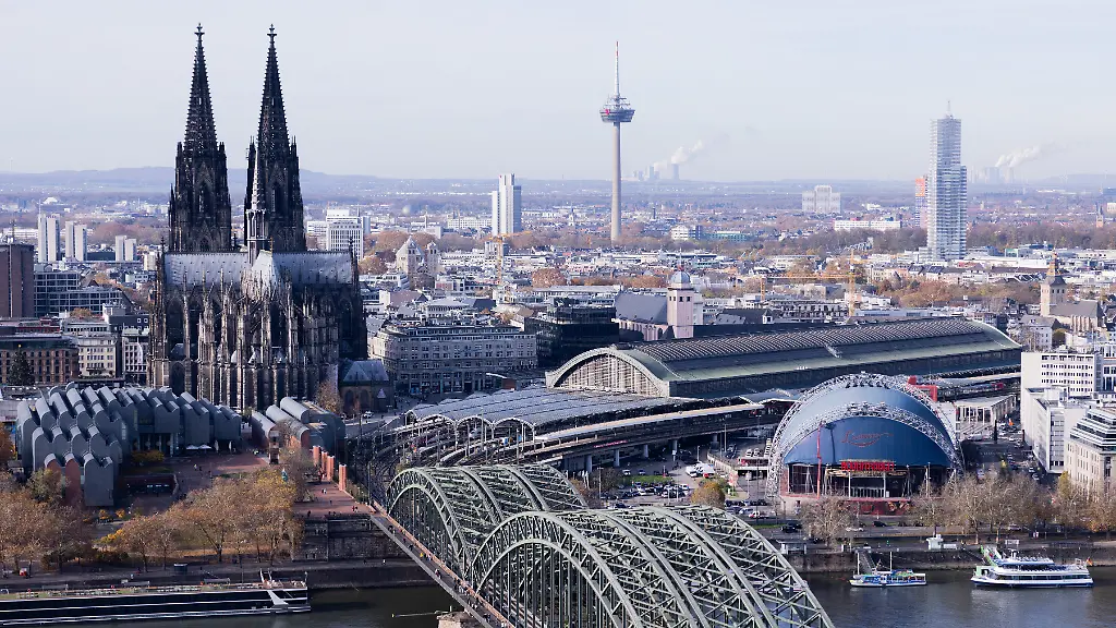 ICE-Fernzuege-der-Deutschen-Bahn-ein-Eurostar-und-andere-Zuege-fahren-in-den-Hauptbahnhof-ein-oder-verlassen-ihn-ueber-die-Hohenzollernbruecke-Die-Deutsche-Bahn-sucht-nach-den-folgenschweren-Software-Problemen-nach-einem-Termin-fuer-die-noetige-zweite-Sperrung-des-Koelner-Hauptbahnhofs-Ab-Freitag-14-11-fahren-bis-zum-24-November-keine-Fern-und-Regionalzuege-zum-Koelner-Hauptbahnhof-sondern-machen-einen-Bogen-um-das-Zentrum-der-Millionenstadt