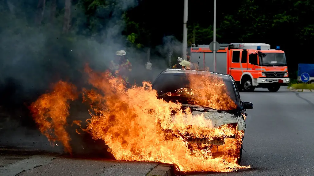 Wenn-das-Auto-brennt-sollten-Betroffene-schnell-die-Rettungsstelle-informieren-also-112-waehlen