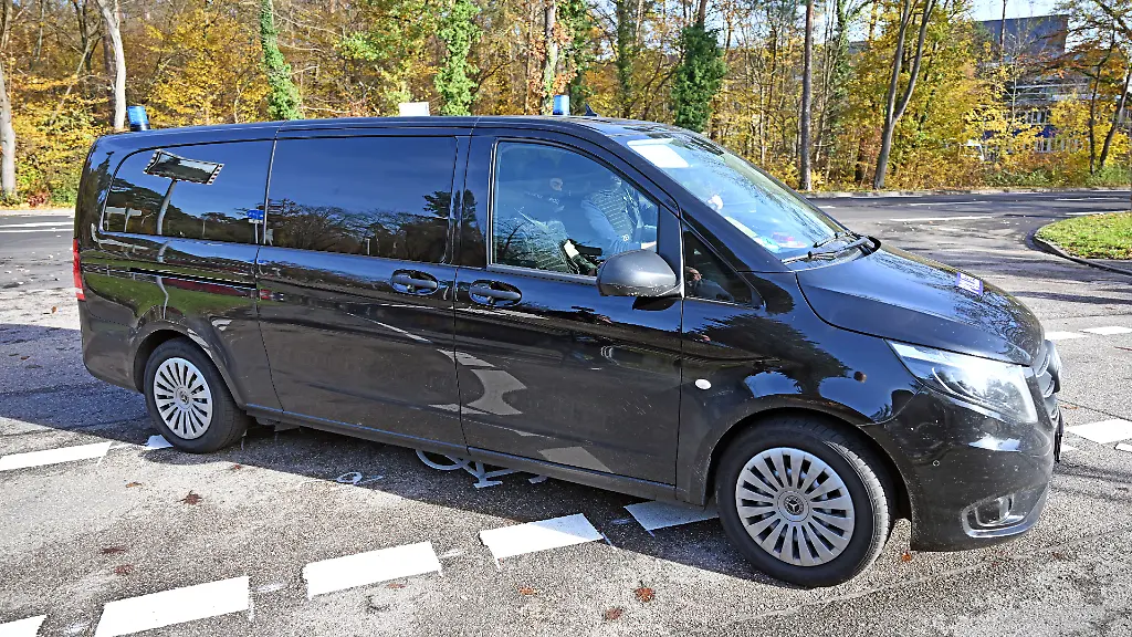 Ein-ziviles-Einsatzfahrzeug-der-Polizei-faehrt-in-den-Bundesgerichtshof-Dort-soll-eine-Haftpruefung-stattfinden-Die-Bundesanwaltschaft-hat-in-Dortmund-einen-Mann-festnehmen-lassen-der-im-Internet-zur-Toetung-bekannter-Politiker-aufgerufen-haben-soll-Der-Beschuldigte-soll-Spenden-in-Form-einer-Krypto-Waehrung-gesammelt-haben-die-als-Kopfgeld-fuer-die-Toetungen-dienen-sollten