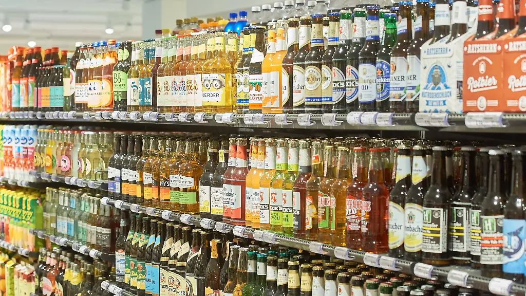 Spirituosen-Abteilung-mit-diversen-Biersorten-Edeka-Niemerszein-Hamburg-Deutschland-Europa-Spirituous-beverages-Department-with-various-types-of-beer-Edeka-Niemerszein-Hamburg-Germany-Europe-Copyright-imageBROKER-CarstenxMilbret-iblcmi08446502