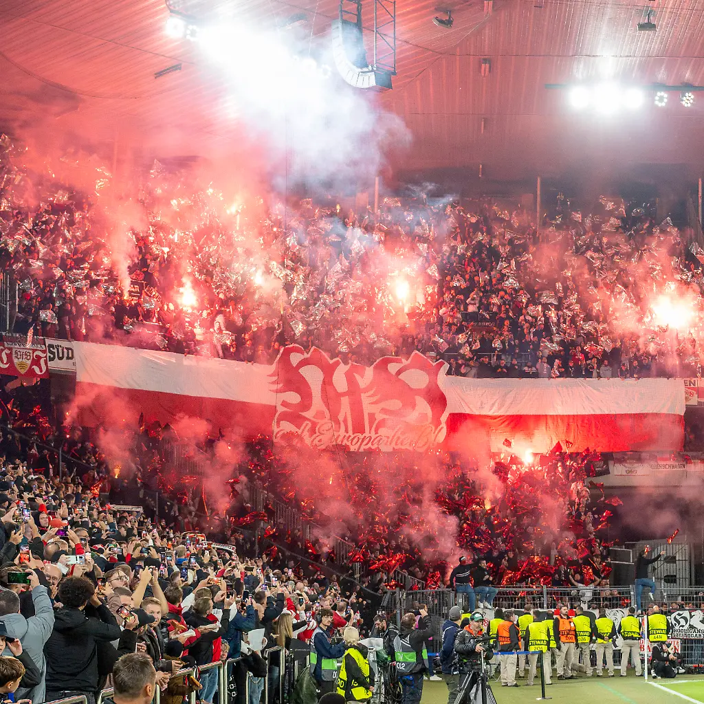 VfB-Fans-FC-Basel-VfB-Stuttgart-Europa-League-Fussball-02-10