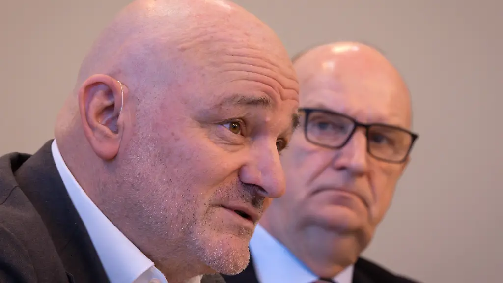 Dietmar-Woidke-r-SPD-Ministerpraesident-von-Brandenburg-und-Robert-Crumbach-l-BSW-Vize-Regierungschef-und-Brandenburger-Finanzminister-geben-eine-gemeinsame-Pressekonferenz-zur-100-Tage-Bilanz-der-Landesregierung