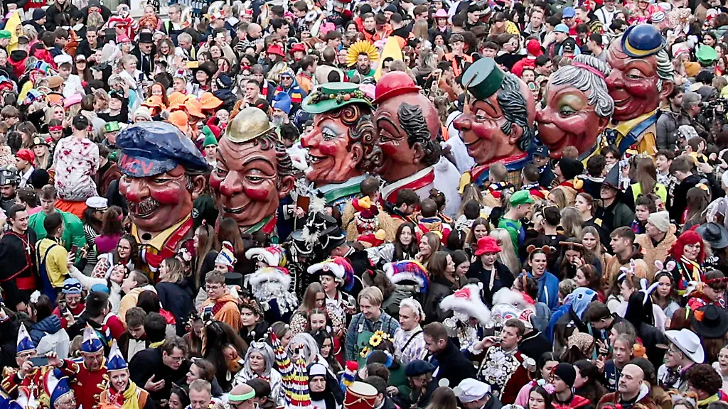 Narren-haben-den-Beginn-der-Fastnacht-am-11-11-in-Mainz-friedlich-gefeiert