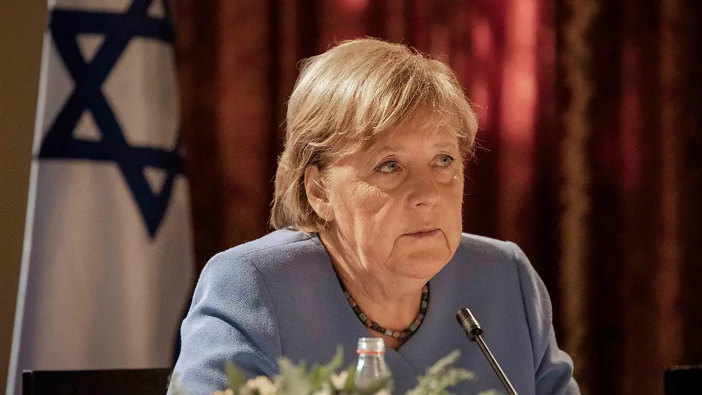 ARCHIV-11-10-2021-Israel-Jerusalem-Die-damalige-Bundeskanzlerin-Angela-Merkel-CDU-nimmt-im-Jahr-2021-an-einem-Treffen-mit-Vertretern-des-Instituts-fuer-nationale-Sicherheitsstudien-INSS-teil