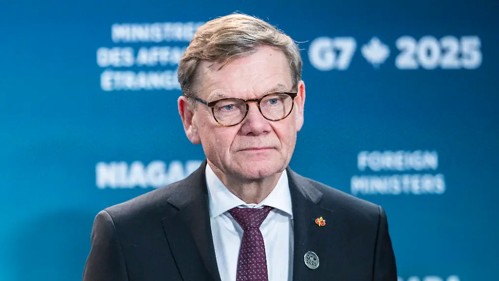 November-11-2025-Niagara-On-The-Lake-On-Canada-German-Foreign-Minister-Johann-Wadephul-looks-into-the-crowd-ahead-of-the-family-photo-during-the-G7-Foreign-Ministers-Meeting-in-Niagara-on-the-Lake-Ont-on-Tuesday-November-11-2025