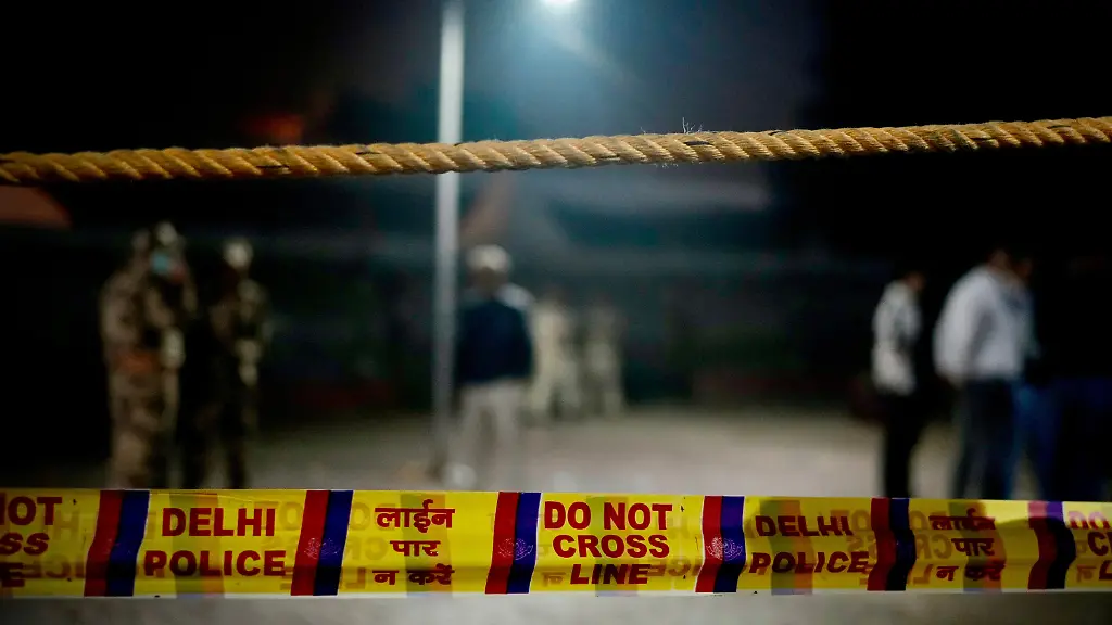 10-11-2025-Indien-Neu-Delhi-Sicherheitsbeamte-sichern-das-Gelaende-nach-einer-Autoexplosion-in-der-Naehe-des-historischen-Red-Fort-in-Neu-Delhi