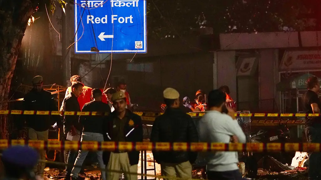 Sicherheitsbeamte-inspizieren-den-Ort-nach-einer-Autoexplosion-in-der-Naehe-des-historischen-Red-Fort-in-Neu-Delhi