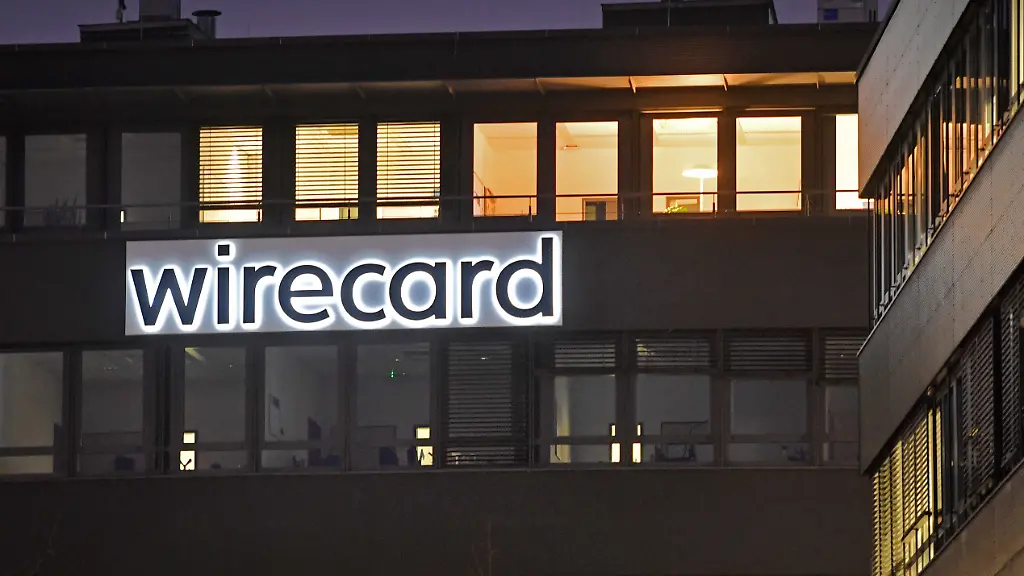 Prozess-um-wirecard-Skandal-beginnt-am-8-12-2022-in-Muenchen-ARCHIVFOTO-Sitz-der-wirecard-AG-in-Aschheim-Dornach-am-Abend-am-02-12-2020-wirecard-Logo-Firmenemblem-Schriftzug-Gebaeude-Fassade-Sitz-in-Aschheim-Dornach-WIRECARD-AG