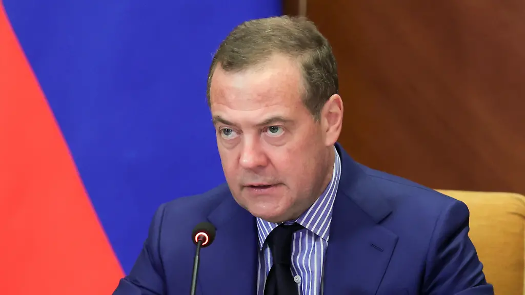 ARCHIV-23-12-2024-Russland-Residenz-Gorki-Der-stellvertretende-Vorsitzende-des-russischen-Sicherheitsrates-und-Chef-der-Partei-Geeintes-Russland-Dmitri-Medwedew-leitet-eine-Sitzung-des-Praesidiums-des-Praesidialrates-fuer-Wissenschaft-und-Bildung-in-der-staatlichen-Residenz-Gorki-ausserhalb-von-Moskau