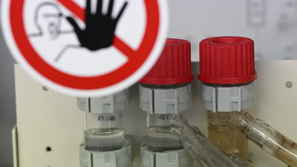 Abwasser-wird-in-einem-Labor-der-Abwasserreinigungsanlage-im-Stadtteil-Niederrad-mit-einem-speziellen-Messgeraet-analysiert-Corona-Grippe-Polio-und-kuenftig-vielleicht-noch-mehr-Klaeranlagen-werden-fuer-die-Ueberwachung-von-Krankheiten-immer-wichtiger