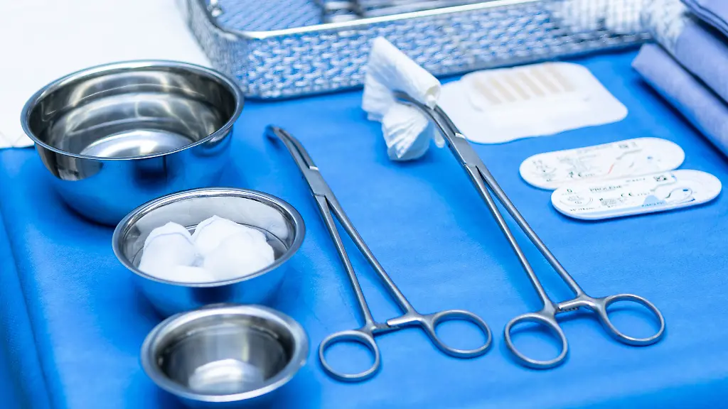 In-einem-Operationssaal-von-einem-Krankenhaus-liegt-das-Operationsbesteck-auf-einer-sterilen-Unterlage-bei-dieser-Op-handelt-es-sich-um-einen-minimalinvasiven-Eingriff
