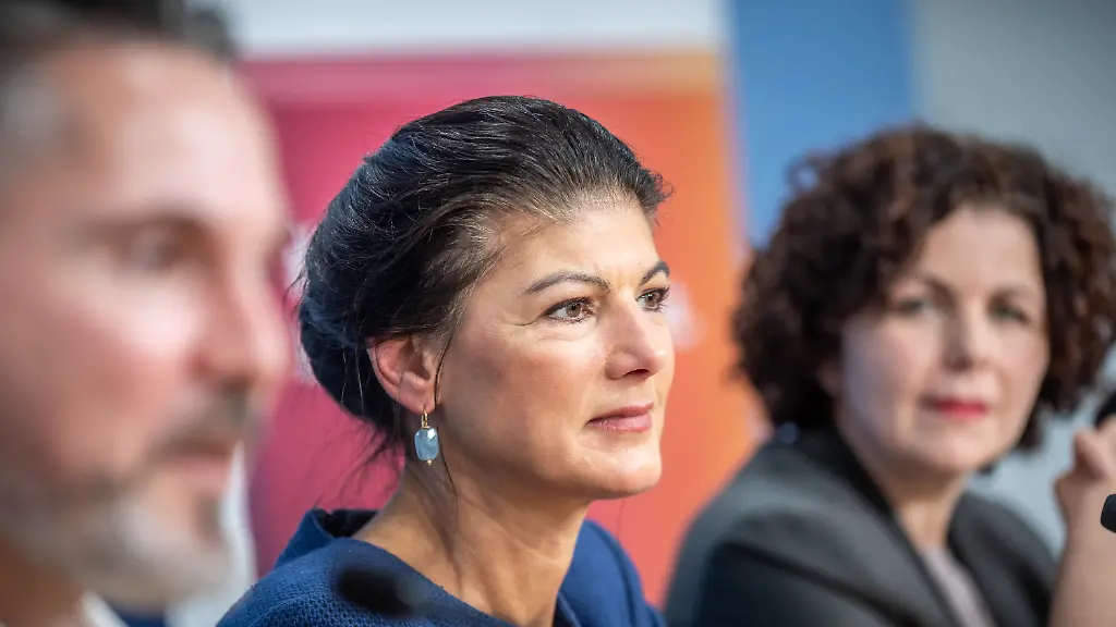 10-11-2025-Berlin-Sahra-Wagenknecht-BSW-Buendnis-Sahra-Wagenknecht-M-BSW-Bundesvorsitzende-nimmt-zwischen-Fabio-De-Masi-und-Amira-Mohamad-Ali-BSW-Bundesvorsitzende-an-einer-Pressekonferenz-zur-Neuaufstellung-des-BSW-teil-Beim-BSW-Bundesparteitag-in-Magdeburg-soll-die-neue-Parteifuehrung-dann-gewaehlt-werden