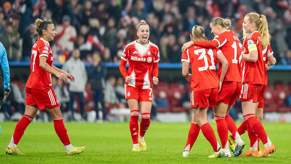 Torjubel-zum-2-2-Giulia-Gwinn-7-FC-Bayern-Muenchen-Frauen-FC-Bayern-Frauen-Muenchen-FC-Arsenal-Champions-League-3-Spieltag-12-11-25-DFB-regulations-prohibit-any-use-of-photographs-as-image-sequences-and-or-quasi-video