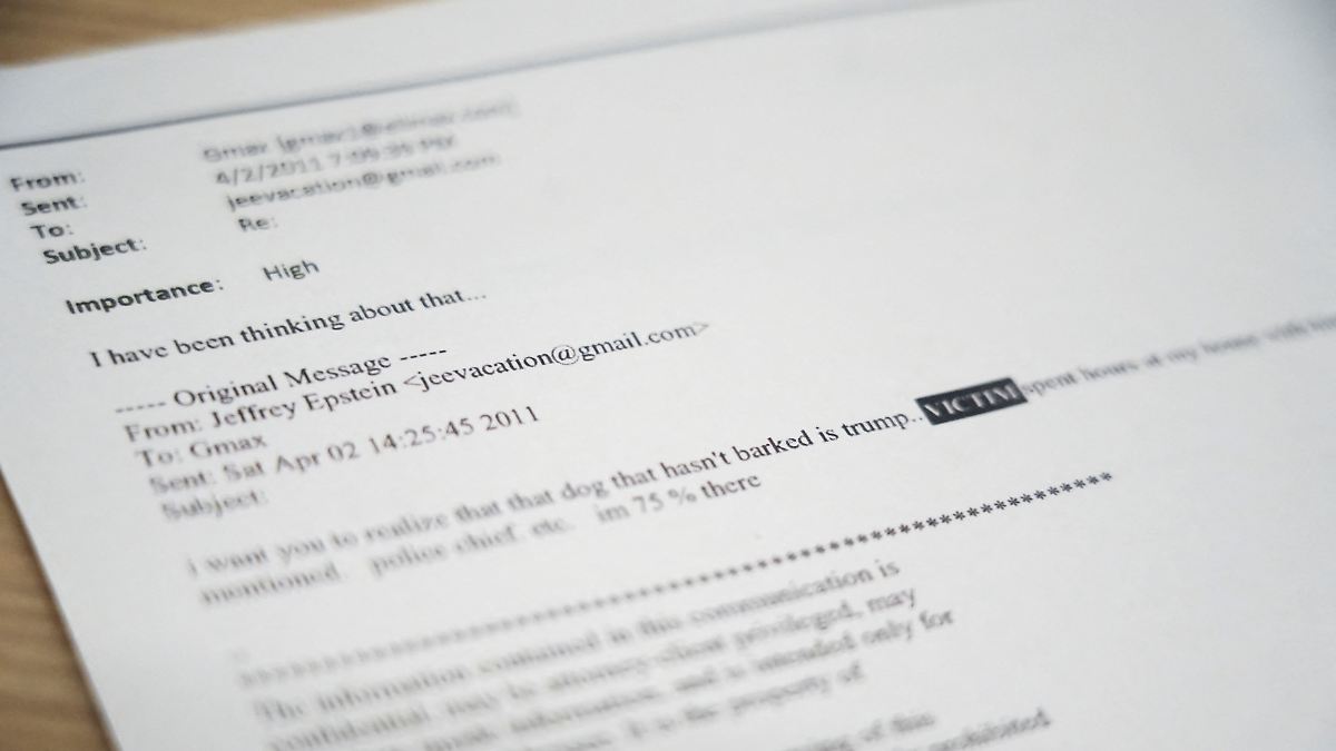 Trumps Name in Epstein-Akten: Weißes Haus versucht, weitere ...