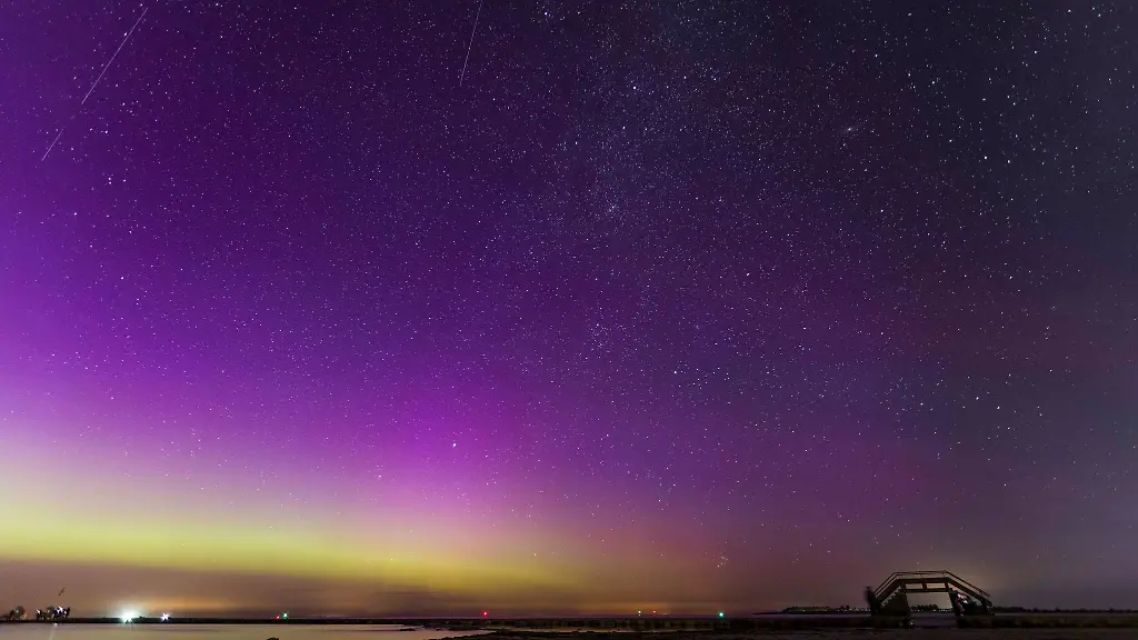 Etwa-an-der-Kueste-kann-man-die-Polarlichter-gut-beobachten