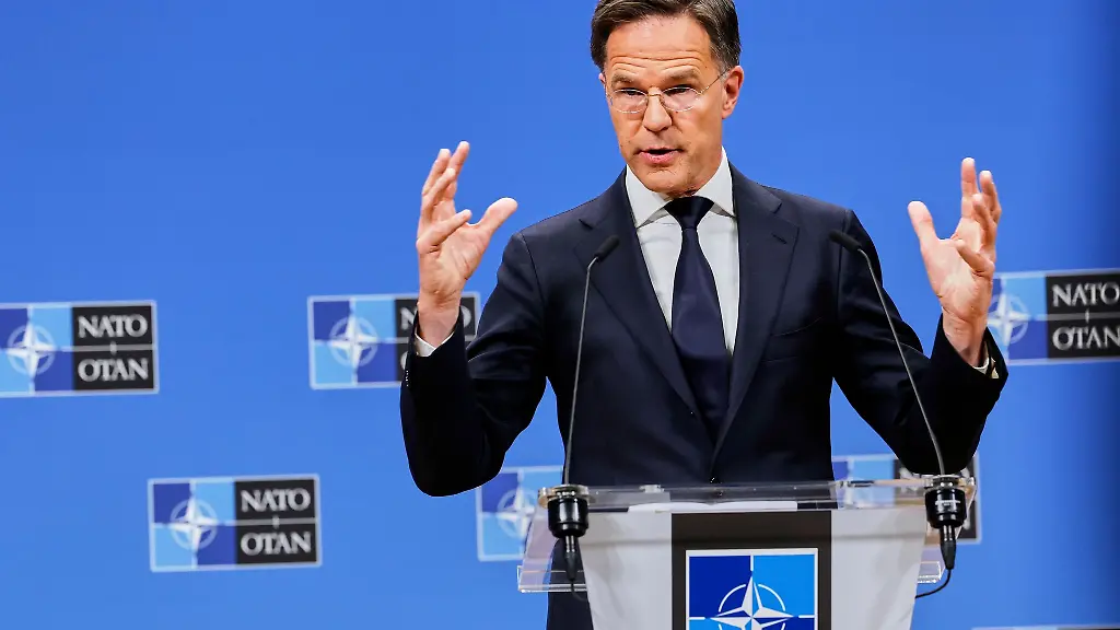 Nato-Generalsekretaer-Mark-Rutte-besucht-den-Stuetzpunkt-Geilenkirchen-bei-Aachen