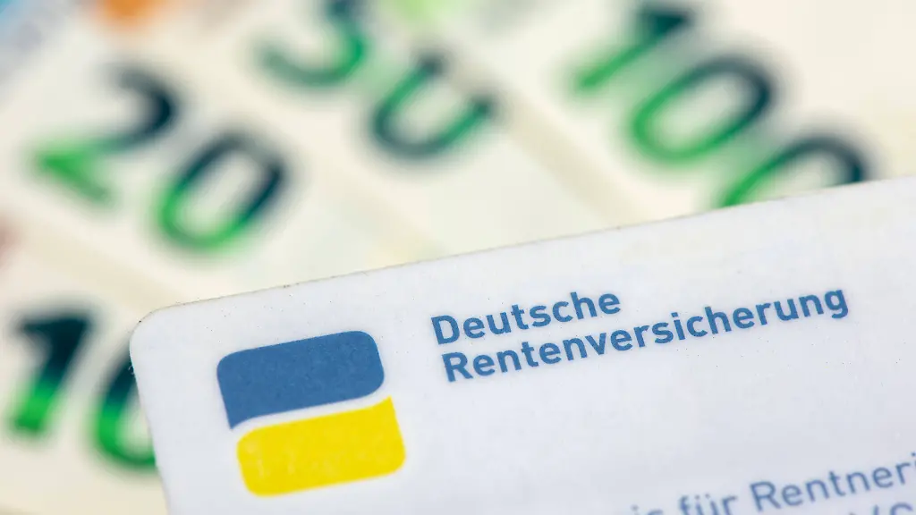 Ein-Ausweis-der-deutschen-Rentenversicherung-ueber-Euro-Banknoten-als-Symbolbild-fuer-Rentenzahlung